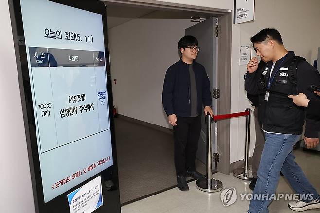 삼성전자 노사 사후조정 돌입 (세종=연합뉴스) 김주성 기자 = 최승호 초기업노동조합 삼성전자 지부 위원장이 11일 정부세종청사 중앙노동위원회 제1조정회의실에서 열리는 사후조정회의에 참석하고 있다.
삼성전자 노사는 21일로 예정된 총파업 전 사실상 마지막 기회가 될 중앙노동위원회 사후조정 절차를 통해 성과급 재원과 지급 기준에 대해 협상을 벌인다. 2026.5.11 utzza@yna.co.kr