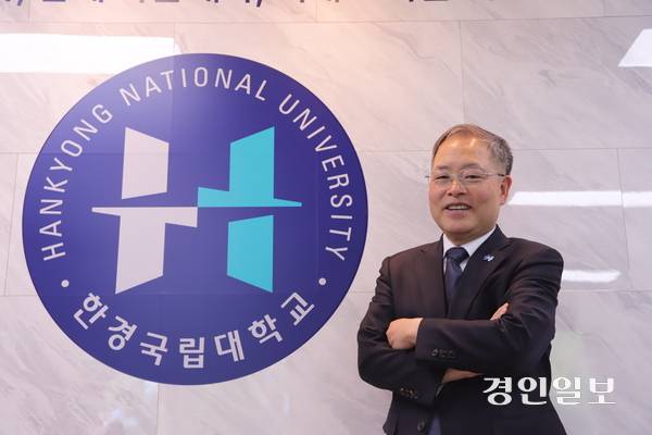 한경국립대 김찬기 총장은 “모방에서 창조 중심으로 대전환이 이뤄져야 한다”며 AI 시대 대학 교육 혁신 필요성을 강조했다. /민웅기기자 muk@kyeongin.com