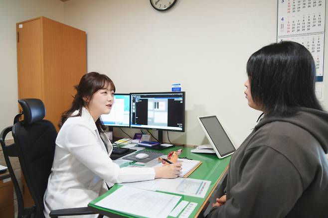 갱년기는 모든 여성이 겪는 자연스러운 생애 과정이지만, 그 고통은 결코 가볍지 않다. 침묵하고 감내하기보다는 이 시기를 어떻게 이해하고 대처할 것인지 적극적으로 모색해야 한다. 사진은 허수민 조선대학교병원 산부인과 교수가 본원을 찾은 환자를 진료 중인 모습. /조선대병원 제공