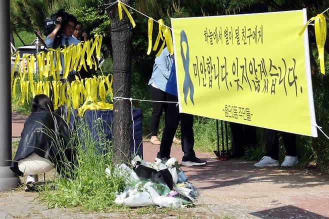 지난 7일 여고생 흉기 살인사건이 발생한 광주 광산구 월계동 추모 현장에서 행정복지센터 직원들이 주변을 정리하고 있다. /연합뉴스