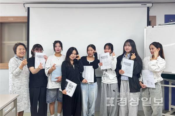 울산과학대학교가 국제학부 글로벌케어전공에 재학 중인 외국인 유학생을 대상으로 한국어 비정규 교육과정 특강을 운영해 외국인 요양보호사 양성에 힘쓰고 있다.