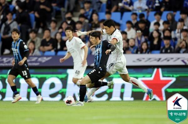 12일 인천축구전용경기장에서 열린 포항스틸러스와 인천과의 '하나은행 K리그1 2026' 13라운드 경기에서 포항 이호재(오른쪽)의 드리블을 인천 수비수가 저지하고 있다. 한국프로축구연맹 제공