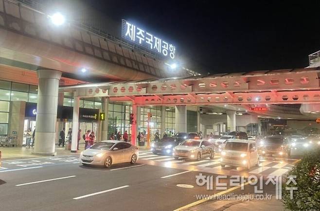 김포공항을 거치지 않고 인천국제공항에서 바로 제주에 내려올 수 있는 직항 노선이 12일 신설됐다. 사진은 제주국제공항 여객청사 전경. ⓒ헤드라인제주