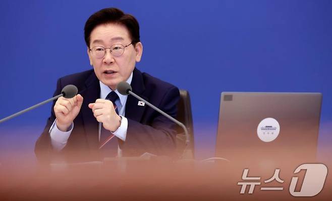 이재명 대통령이 12일 청와대에서 열린 비상경제점검회의 겸 국무회의에서 발언하고 있다. (청와대통신사진기자단)/제공=뉴스1