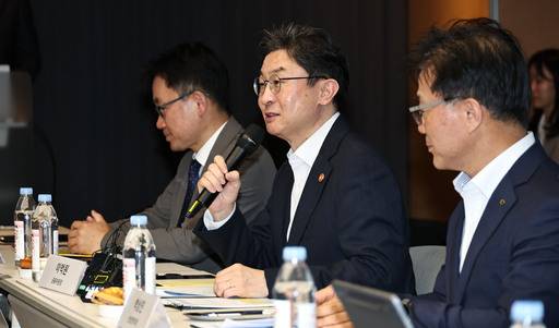 이억원 금융위원장(가운데)이 12일 서울 강남구 퓨리오사 AI에서 열린 국내대표 AI 반도체(NPU) 기업 현장방문 및 간담회에서 발언하고 있다. 연합