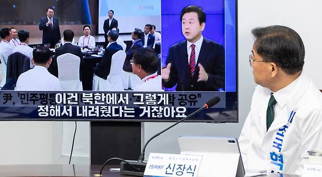 김용남 후보, 과거 발언 규탄하는 조국혁신당 (서울=연합뉴스) 황광모 기자 = 조국혁신당 신장식 선임선대위원장이 11일 국회에서 열린 중앙당 선대위 회의에서 경기 평택을에 출마한 더불어민주당 김용남 후보의 과거 이태권 참사에 대한 시민 사회의 대응에 관해 '북한 지령설'을 언급한 뉴스 프로그램 출연 영상을 공개하고 있다. 2026.5.11 hkmpooh@yna.co.kr (끝) 〈저작권자(c) 연합뉴스, 무단 전재-재배포, AI 학습 및 활용 금지〉