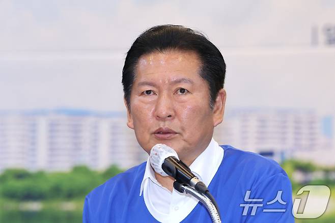 정청래 더불어민주당 대표가 11일 강원 춘천시 스카이컨벤션에서 열린 현장 중앙선거대책위원회의에서 발언하고 있다. 2026.5.11 ⓒ 뉴스1 신웅수 기자