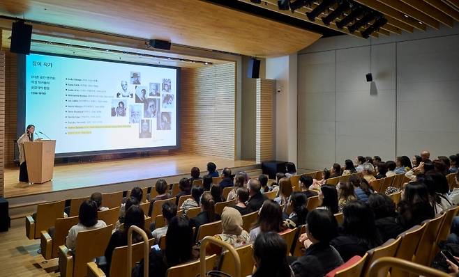 리움미술관이 서로 다른 문화권 배경을 지닌 다문화가족 200여 명을 초청해 문화 나눔 프로그램을 지난 11일 개최했다고 12일 밝혔다. 이번 행사는 휴관일에 전시 공간 전체를 이들에게만 열어 두고 설명 프로그램과 어린이 공연을 더해 가족 관람의 폭을 넓혔다.