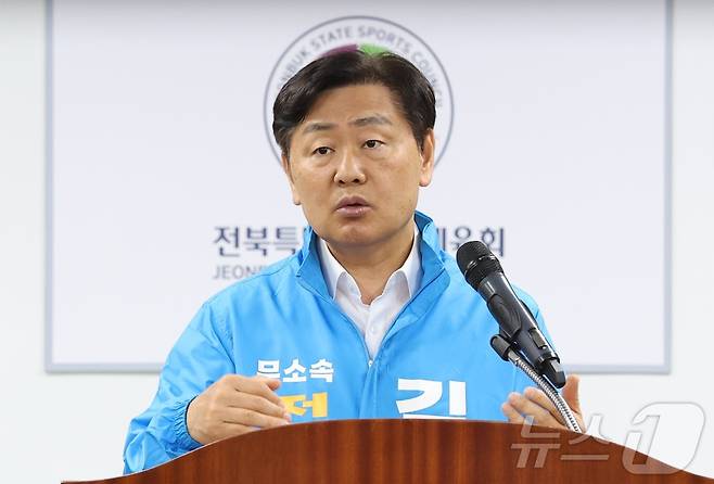 김관영 무소속 전북특별자치도지사 예비후보가 12일 전북 전주시 전북체육회관에서 열린 '전북도지사 예비후보 초청 전북체육 정책 간담회'에 참석해 정책을 발표하고 있다. 2026.5.12 ⓒ 뉴스1 유경석 기자