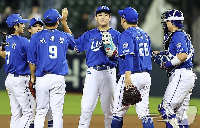 12일 오후 서울 송파구 잠실야구장에서 열린 프로야구 '2026 신한은행 SOL KBO리그' 삼성 라이온즈와 LG 트윈스의 경기, 삼성 선수들이 9대1 승리 후 기쁨을 나누고 있다. 2026.5.12 ⓒ 뉴스1 김도우 기자
