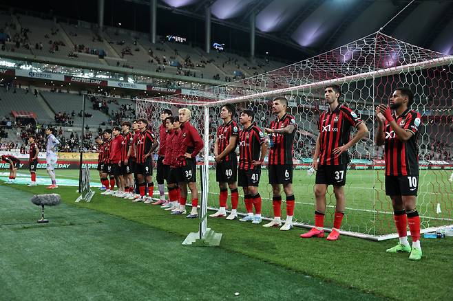 서울월드컵경기장/ K리그1/ FC서울 vs FC안양/ 서울 선수단 단체/ 아쉬움/ 팬들에게 인사/ photo by Junghun Park