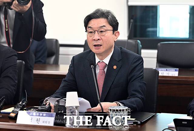 이억원 금융위원장이 국내 인공지능(AI) 반도체 기업 현장을 방문하고, 업계 관계자들과 간담회를 가졌다. /임영무 기자