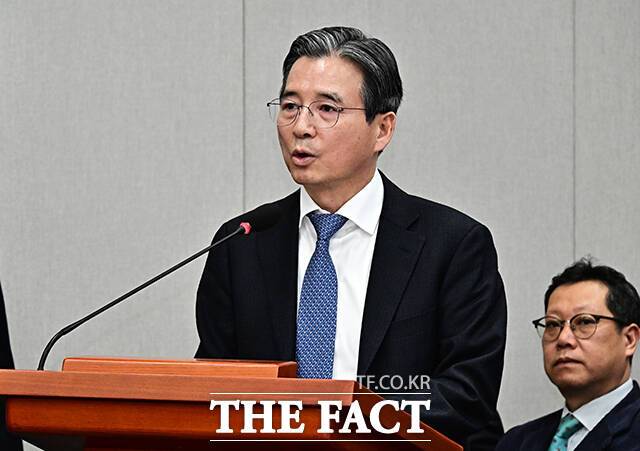 김용범 청와대 정책실장이 제안한 'AI 국민배당금'을 두고 청와대가 "개인 의견"이라고 선을 그으며 진화에 나섰다. 김 실장이 2025년 11월 18일 오전 서울 여의도 국회에서 열린 운영위원회 전체회의에 출석해 2026년도 예산안에 대한 제안설명을 하고 있다. /배정한 기자