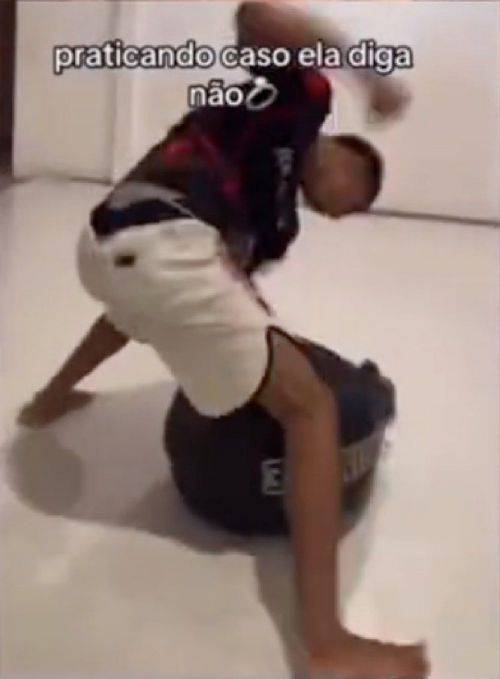 여성에게 구애를 거절당한 상황을 가정해 폭력적인 행동을 연출한 영상. 틱톡