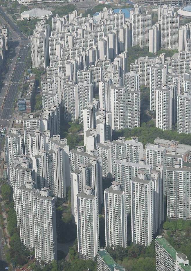 서울 송파구 롯데월드타워에서 바라본 서울시내 아파트의 모습. 연합뉴스