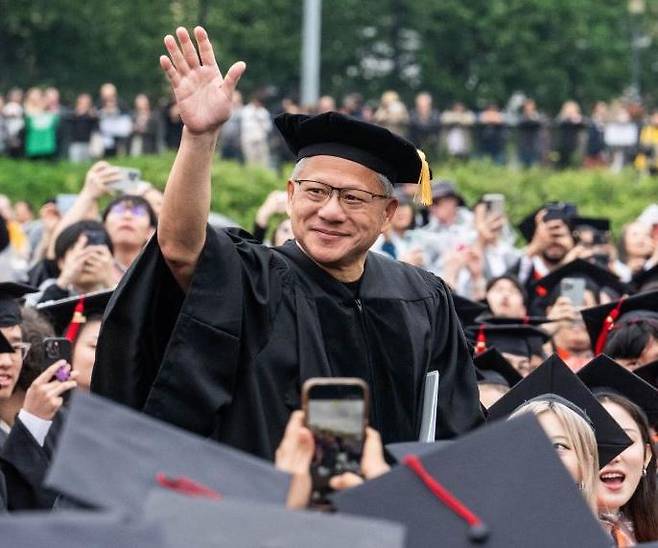젠슨 황 엔비디아 최고경영자(CEO)가 10일(현지 시간) 미국 펜실베이니아주 피츠버그의 카네기멜런대 졸업식에 참석해 연설을 한 후 손을 흔들고 있다. 카네기멜런대 제공