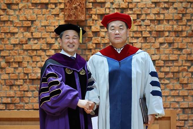 김운성 영락교회 담임목사(오른쪽)가 12일 서울 광진구 장로회신학대학교 한경직기념예배당에서 박경수 장신대 총장으로부터 명예신학박사 학위를 수여받은 후 기념촬영을 하고 있다. 사진=서동일 기자