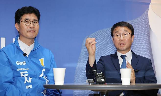 더불어민주당 한병도(오른쪽) 원내대표가 11일 전북 전주시 완산구 이원택 민주당 전북지사 예비후보 선거사무소에서 발언하고 있다. 연합뉴스