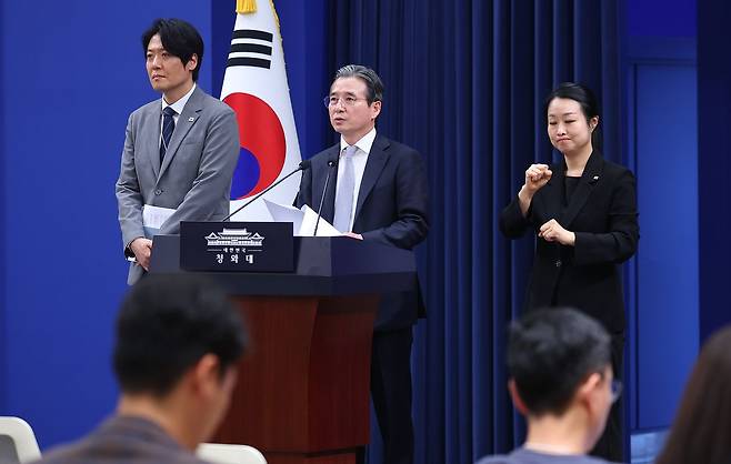 김용범 정책실장이 27일 청와대 춘추관에서 이날 열린 이재명 대통령과 데미스 허사비스 구글 딥마인드 최고경영자(CEO) 면담 관련 브리핑을 하고 있다. 연합뉴스