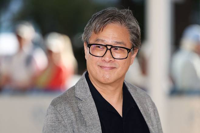 제79회 칸영화제에서 경쟁부문 심사위원장을 맡은 박찬욱 감독이 11일(현지시간) 심사위원단 만찬을 위해 프랑스 칸 호텔 마르티네즈에 도착했다. AFP 연합뉴스