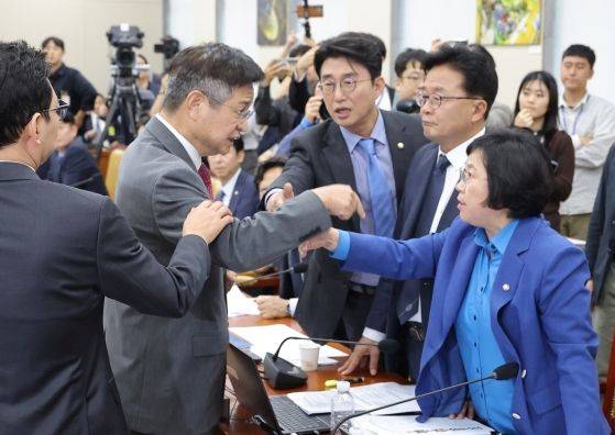 지난해 10월 14일 국회 과학기술정보방송통신위원회 국정감사에서 여야 의원들이 설전을 벌이고 있다. 연합뉴스