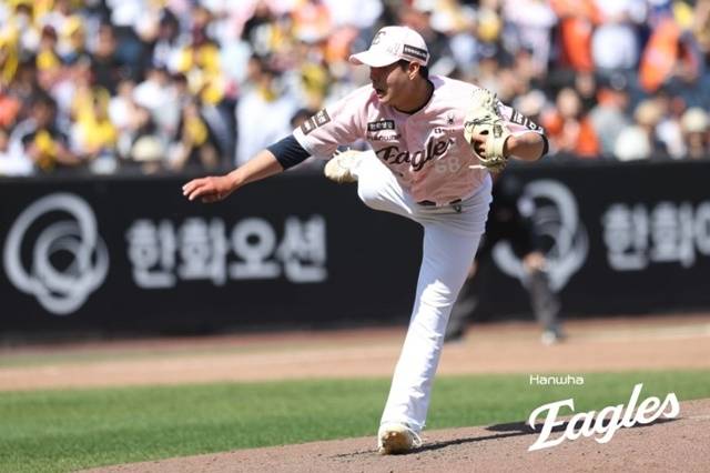 박준영이 10일 LG전에서 공을 뿌리고 있다. 사진=한화 제공