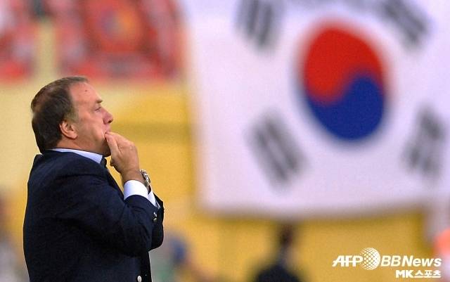 아드보카트는 대한민국 축구 팬들에게도 익숙한 이름이다. 그는 2006 독일월드컵 당시 대한민국을 이끈 바 있다. 당시 토고에 승리, 프랑스와 무승부를 거두며 첫 원정 16강을 기대했으나 스위스에 패배하며 조별리그 탈락했다. 사진=AFPBBNews=News1