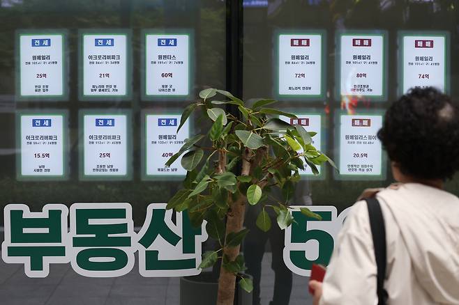 정부가 거주 중심으로 장기보유특별공제(장특공제)를 제도를 개편할 경우, 비거주 1주택자의 양도소득세 부담이 최소 2배 이상 늘어날 것으로 전망된다. 서울의 한 부동산중개업소 앞에 붙은 매물 안내문. <연합>