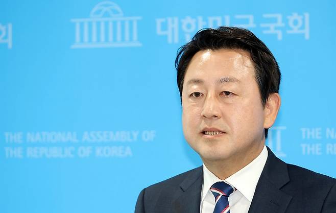 더불어민주당 김용남 평택시을 재선거 국회의원 후보가 6일 국회 소통관에서 '100만 평택 대도약 비전'을 발표한 뒤 기자들의 질문에 답하고 있다. 연합뉴스