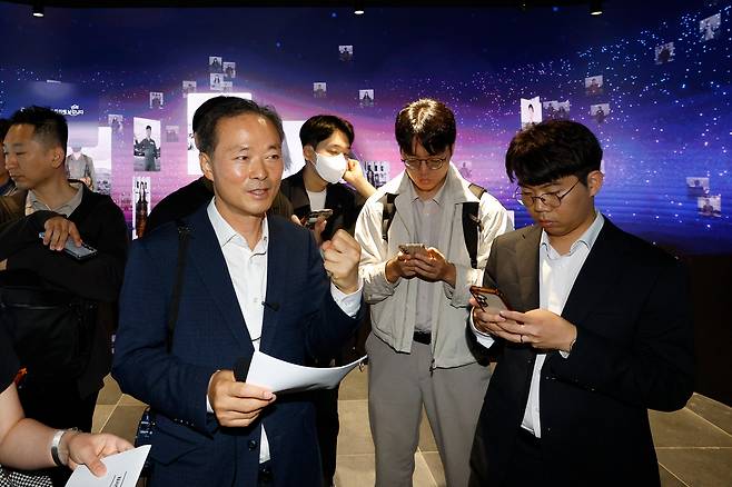 김창규 서울시 균형발전본부장이 11일 서울 종로구 광화문광장 감사의 정원 지하 전시공간에서 공간 조성 취지 등을 소개하고 있다.