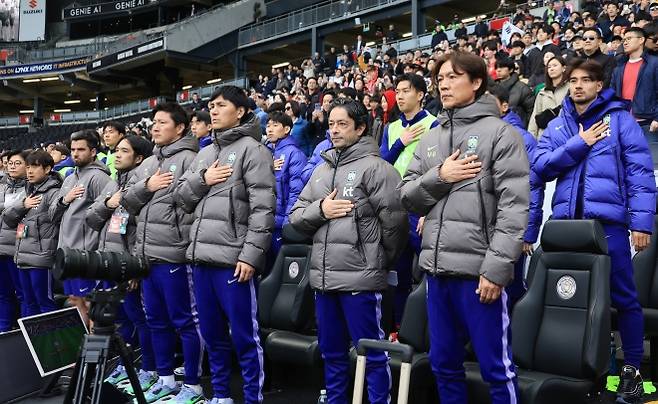 국기에 경례하는 홍명보 감독 - 한국축구국가대표팀 홍명보 감독이 28일(현지시간) 영국 밀턴킨스 스타디움 MK에서 열린 코트디부아르와 평가전에서 국기에 경례하고 있다. 2026.3.29 밀턴킨스 연합뉴스