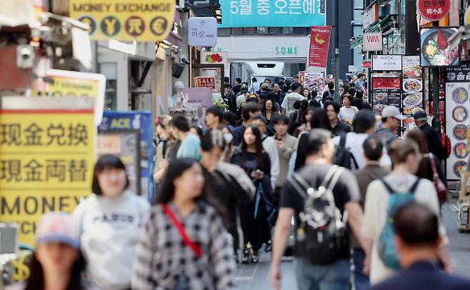 지난달 30일 오후 서울 중구 명동에서 외국인 관광객들이 거리를 걷고 있다. 뉴스1