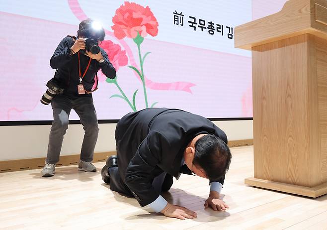 김부겸 더불어민주당 대구시장 예비후보가 5월6일 대구 달서구 월배노인종합복지관에서 열린 어버이날 효도 잔치 행사에서 어르신들에게 큰절하고 있다. ⓒ연합뉴스