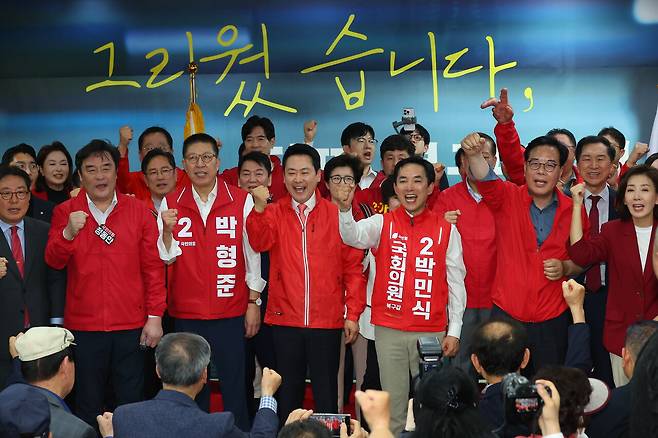 장동혁 국민의힘 대표와 참석자들이 5월10일 부산 북구에서 열린 박민식 북갑 보궐선거 후보 선거사무소 개소식에서 파이팅을 외치고 있다. ⓒ연합뉴스