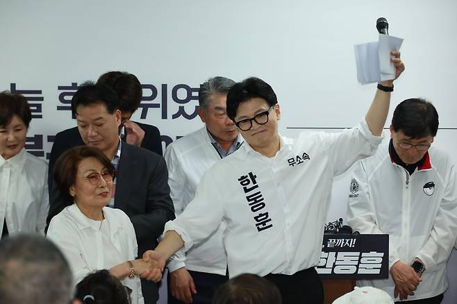 부산 북갑 국회의원 보궐선거에 출마하는 무소속 한동훈 후보가 5월10일 선거사무소 개소식에서 주민들을 소개하고 있다. ⓒ연합뉴스