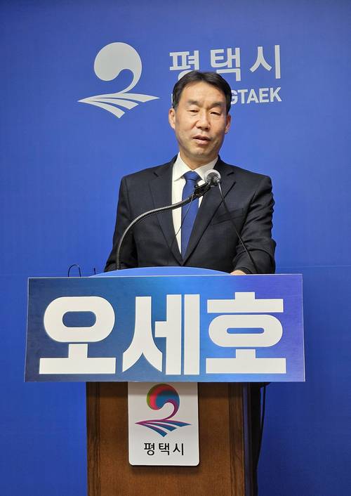 평택을 국회의원 재·보궐선거에 나섰던 더불어민주당 오세호 전 지역위원장이 12일 시청 브리핑룸에서 기자회견을 열고 민주당을 탈당, 조국혁신당 조국 후보와 손을 잡겠다고 밝히고 있다. 2026.5.12 /김종호기자 kikjh@kyeongin.com