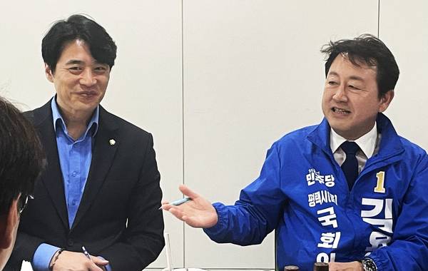 김용남 더불어민주당 평택을 국회의원 재선거 후보가 12일 고덕국제신도시 연합회와 간담회를 갖고 있다. 이날 현장에는 평택 출신인 한준호 국회의원도 함께 참석해 김용남 후보 지원 행보에 힘을 보탰다. 2026.5.12 /김용남 후보측 제공