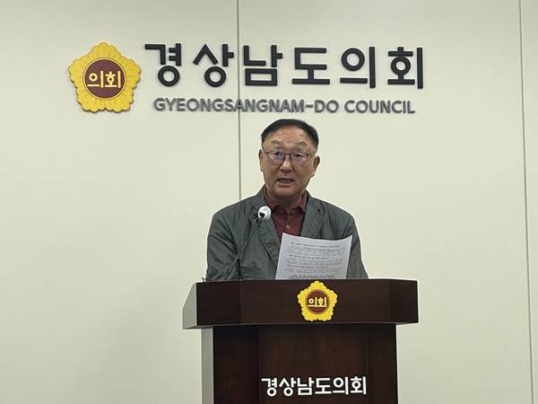 이병하 경남정치개혁광장시민연대 공동대표가 13일 도의회 브리핑룸에서 기자회견을 열고 있다. /김다솜 기자