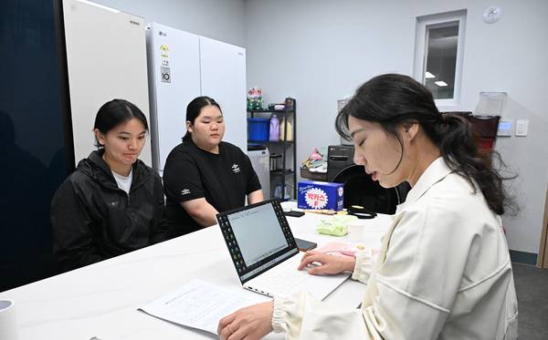 역도 선수 김해영운중학교 온하은 학생이 학교 체육관에서 훈련하고 있다./김구연 기자