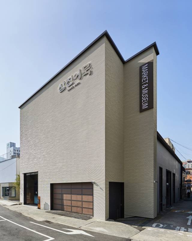 국내 최초로 베이커리 형 어묵 판매점을 시작한 삼진어묵 부산 영도본점. 부산일보DB