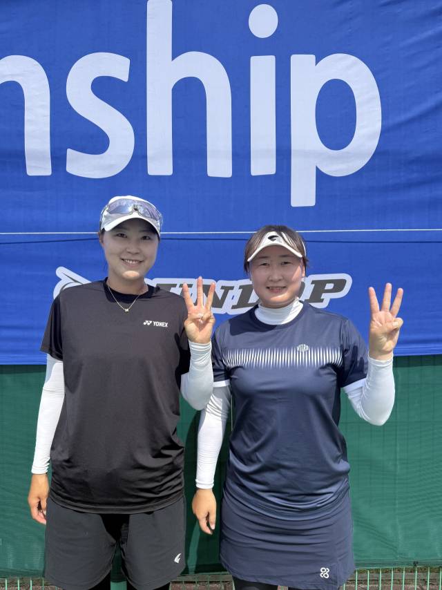 2026 국제테니스연맹(ITF) 오리온 창원국제여자테니스투어대회 복식 3위를 차지한 창원특례시청 권미정(오른쪽)과 안동시청 오정하가 기념촬영을 하고 있다./창원특례시청 테니스팀/