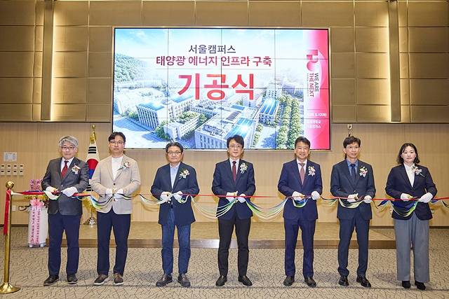 ▲기공식 기념촬영을 하는 김구영 SKT 엔터프라이즈사업본부장(왼쪽서 다섯번째)과 정순영 고려대 교무부총장(왼쪽 네번째) 등의 관계자들 (사진=SKT)