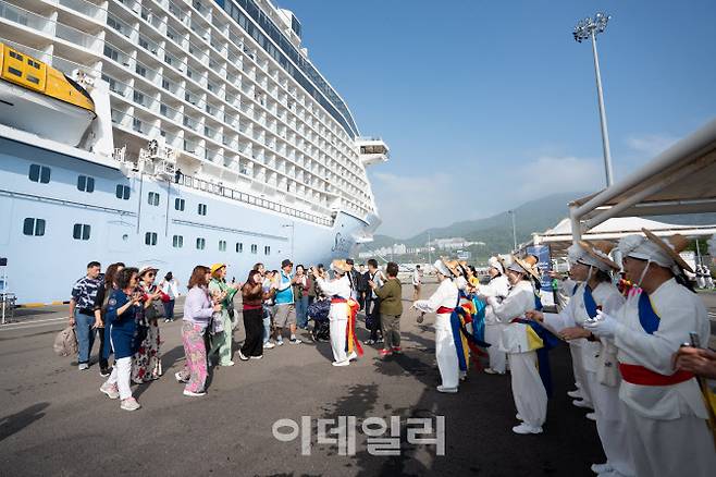 13일 입항한 로얄캐리비안에서 입항한 외국인 관광객들이 환대를 받고 있다.(사진=한국관광공사)