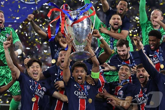 지난 시즌 UCL 우승 후 기뻐하는 이강인(왼쪽)ⓒ AFP=뉴스1