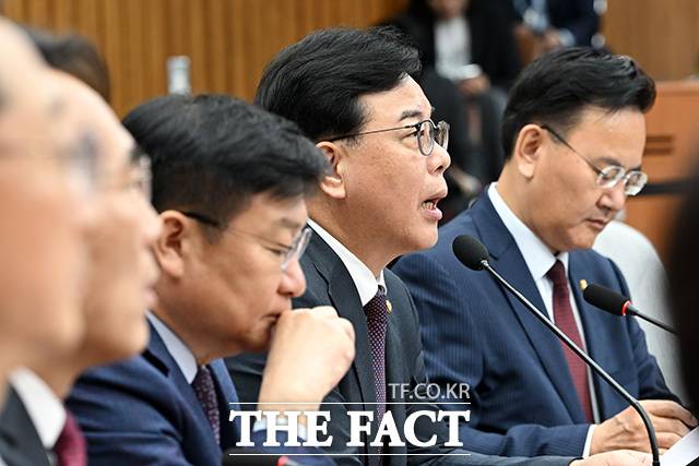 송언석 국민의힘 원내대표가 13일 페이스북에 정 후보의 과거 폭행 사건 관련 해명이 거짓이라는 의혹에 대한 입장 표명을 촉구했다. /남용희 기자