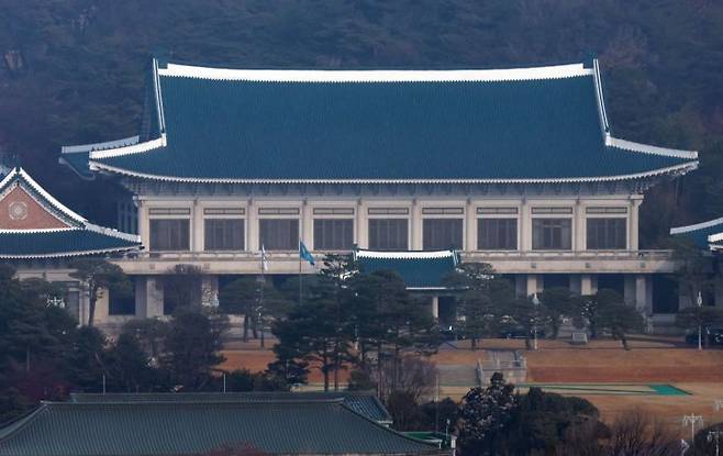 이재명 대통령이 청와대로 출근하며 3년 7개월 만에 다시 청와대 시대가 공식적으로 시작된 29일 서울 청와대에 봉황기가 게양돼 있다. 2025.12.29 조용준 기자