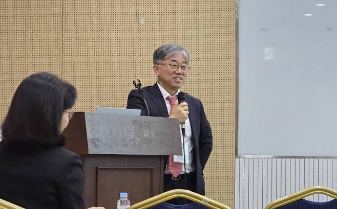 박웅양 생화학분자생물학회장(성균관대 의대 교수)이 13일 한국과학기술회관에서 열린 학회 기자간담회에서 환영사를 하고 있다. 문세영 기자