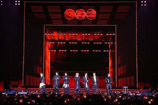 3월21일 저녁 서울 광화문광장에 설치된 무대에 선 방탄소년단(BTS) 멤버들. 빅히트뮤직·넷플릭스 제공