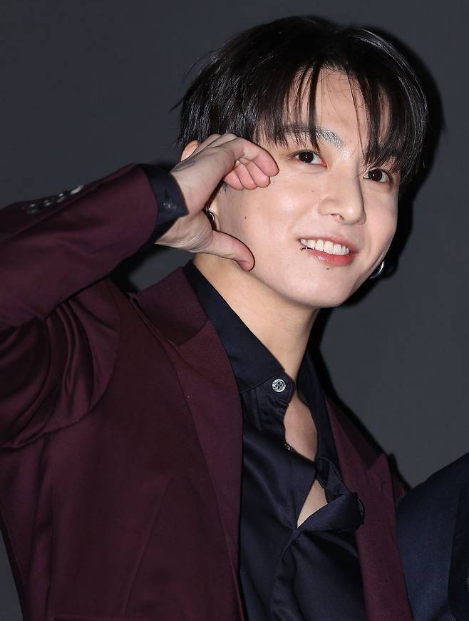 BTS 정국이 지난 2월 서울 강남구 위블로 매장에서 열린 포토콜 행사에서 포즈를 취하고 있다. 뉴스1