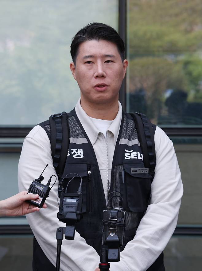 최승호 초기업노조 삼성전자지부 위원장이 13일 경기 수원시 영통구 수원지방법원에서 열린 삼성전자 노조 위법 쟁의행위 금지 가처분 신청 2차 심문을 마치고 나와 취재진의 질문에 답하고 있다. /사진=뉴스1